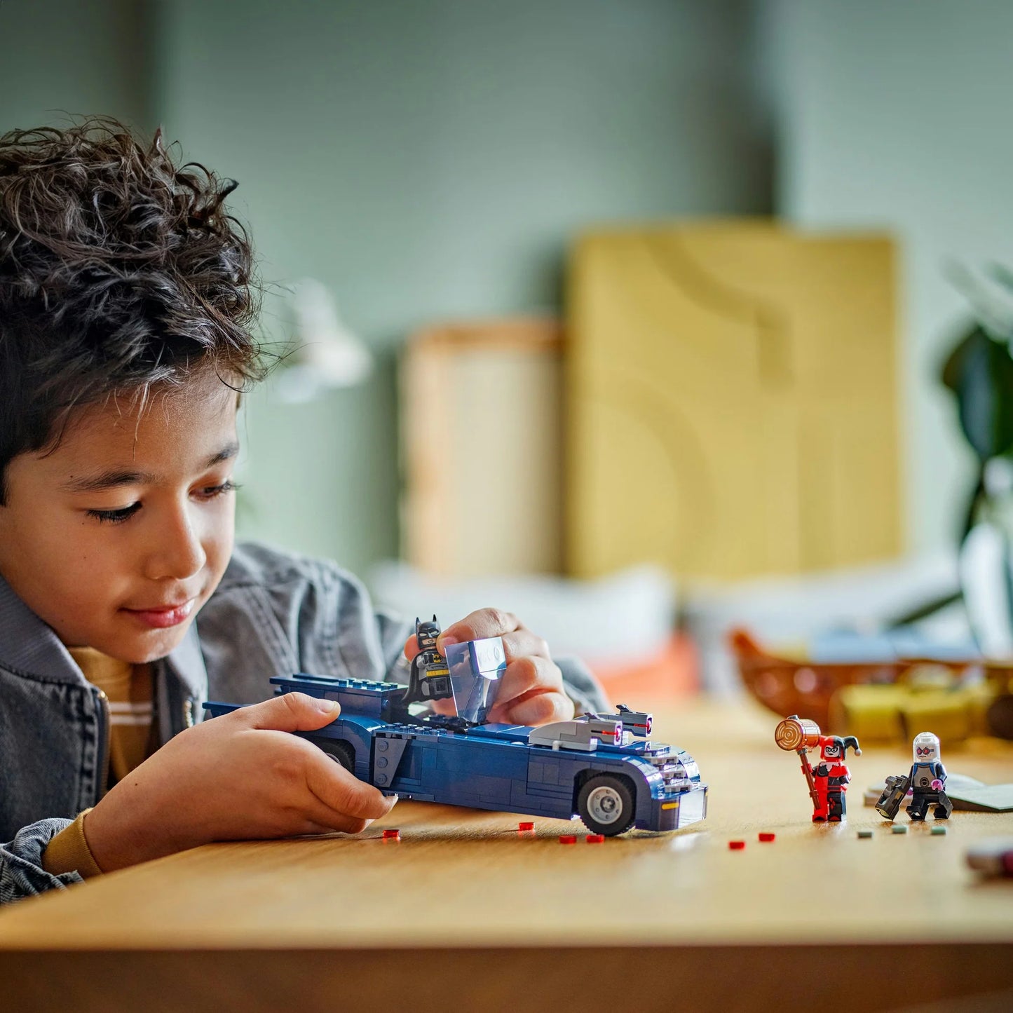 ليغو باتمان مع باتموبيل ضد هارلي كوين والسيد فريز